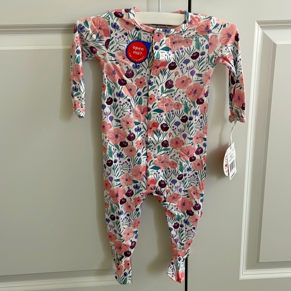 NWT magnetic me footie